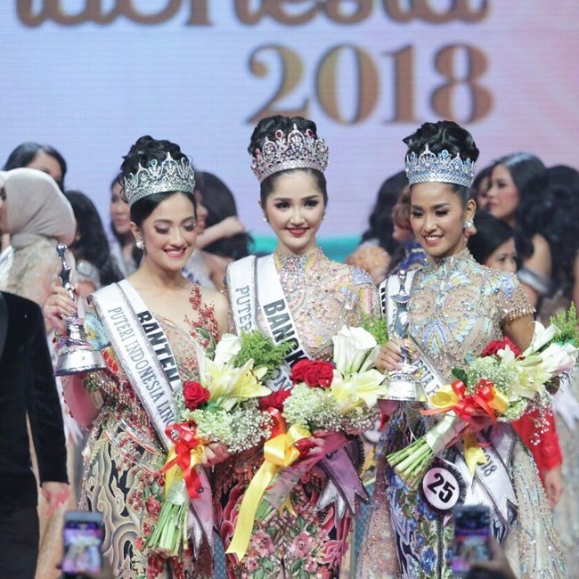 Dalam akun Instagramnya @anazofficial, sang desainer mengungkapkan gaun rancangannya yang dipakai top 3 Puteri Indonesia berbahan batik Mega Mendung sesuai tema yang diangkat pada malam grand final yaitu Bumi Parahyangan. Combined by the beauty of wing’s color of butterflies that fly around the flower garden under the shady of Mega Mendung’s cloud will take our imagination to paradise. Batik of Mega Mendung has become a first choice to symbolize the authentic heritage’s beauty of Pasundan Land,” tulis Anaz. Foto: dok. Instagram (Puteri Indonesia)