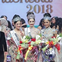 Dalam akun Instagramnya @anazofficial, sang desainer mengungkapkan gaun rancangannya yang dipakai top 3 Puteri Indonesia berbahan batik Mega Mendung sesuai tema yang diangkat pada malam grand final yaitu Bumi Parahyangan. Combined by the beauty of wing’s color of butterflies that fly around the flower garden under the shady of Mega Mendung’s cloud will take our imagination to paradise. Batik of Mega Mendung has become a first choice to symbolize the authentic heritage’s beauty of Pasundan Land,” tulis Anaz. Foto: dok. Instagram (Puteri Indonesia)