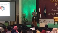 Anies senang melihat lampu sorot di bagian panggung yang menjadi permintaannya dulu masih terpasang hingga saat ini.