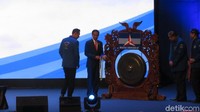 Ada pula nama Komandan Kogasma Partai Demokrat, Agus Harimuthi Yudhoyono (AHY) yang masuk bursa cawapres Jokowi. Jokowi meminta didampingi AHY saat memukul gong pembukaan Rapimnas Demokrat (Foto: Gibran Maulana Ibrahim/detikcom)
