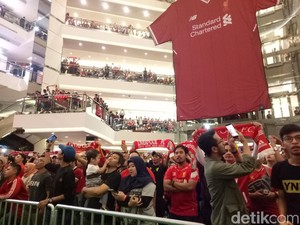 Fans Liverpool Merahkan Mall Taman Anggrek