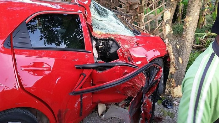 Kena Senggol, Mobil Ini Tabrak Pohon dan Pengemudinya Meninggal