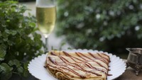 Sambil menikmati angin sore dan langit senja, The White Rabbit memiliki menu chocolate crepes yang tidak boleh dilewatkan, apalagi jika dipadukan dengan champagne. Foto: Istimewa