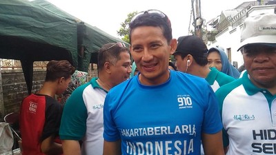 Potret Sandiaga Jalan Santai Mengenal Alam Condet