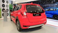 Jazz X-Road dibalut cetakan plastik berwarna hitam mengelilingi lengkungan roda dan bagian samping mobil. Foto: Carscoops