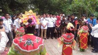 Dalam sambutanya sebelum membuka acara, Sandi mengatakan awalnya ia ingin menggenakan seragam Laskaru karena ia sudah dikasih oleh pihak Laskaru. Ia mengatakan ia lupa membawa dan malah membawa baju motor yang ia kenakan saat ini. Walaupun baju tidak pakai Laskaru tapi hatinya, hati saya diselimuti panji-panji kebesaran Laskaru, ujar Sandi. (Foto: Samsdhuha Wildansyah/detikcom)