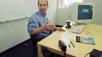 Waktu itu Bezos harus ngirit, sehingga ketika karyawannya butuh meja ia coba menempelkan beberapa meja sekaligus supaya bisa dipakai bareng-bareng. Foto: Dok. CNBC.