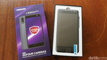 Ponsel ini punya layar 5 inch (1280 x 720 pixels) yang dilapisi dengan pelindung Kingkong Glass yang diklaim kuat. Dalam acara peluncuran, Marcomm Manager Evercoss Suryadi Willlim  mendemonstrasikan dengan mengetok-ngetok ke paku. Foto: Muhammad Alif Goenawan/detikINET