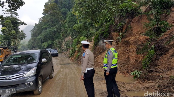 Alat Berat Keruk Longsor, Jalan Alternatif Jonggol Bisa Dilintasi