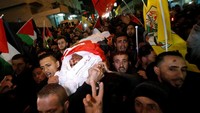 Ribuan orang mengantar jenazah Mohammed Al-Jabari ke pemakaman di Hebron, REUTERS/Mussa Qawasma.