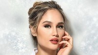 Cinta Laura berpose dengan kemeja putih dan rambut yang diikat. Foto: Instagram Cinta Laura