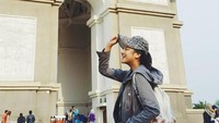 Pose Vania Fitryanti saat mendatangi Monumen Gumul di Kediri. Monumen ini disebut kembarannya Arc de Triomphe di Paris (vaniafherlambang/Instagram)
