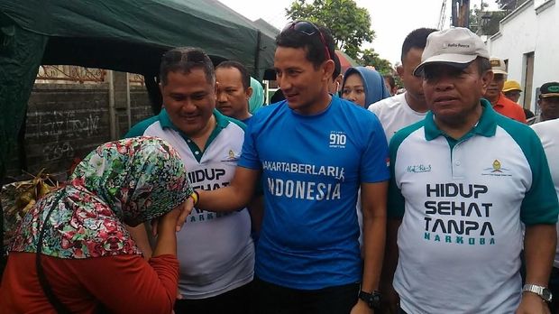 Warga antusias menyambut kehadiran Sandiaga.