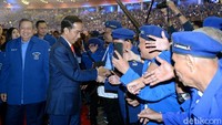 Usai meresmikan pembukaan rapimnas, Jokowi beranjak keluar ruangan. Namun, sebelum keluar Jokowi sempat menghampiri para kader Demokrat yang memanggil dirinya. Beberapa kader bersalaman dan berfoto bersama Jokowi. (Foto: Kris-Biro Pers Setpres/detikcom)