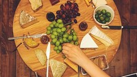Di momen Natal, Nadya memposting foto banyak makanan. Ada anggur, keju dan wine. Tentu saja Nadya hanya makan makanan alami seperti anggur segar. Foto: instagram @nadyahutagalung