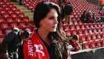 Artis Cantik Fans Manchester United dan Liverpool, Siapa Menang?