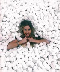 Pencinta Permen Wajib Datang ke Candytopia Karena Bisa Renang di Kolam Marshmallow