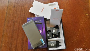 Begini bila kardusnya dibongkar, terdapat buku petunjuk dan garansi, charger, dan juga earphone. Kebetulan unit review yang kami miliki berwarna hitam. Foto: Muhammad Alif Goenawan/detikINET
