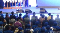 Pujian dilontarkan kader Demokrat untuk Jokowi. Terima kasih kepada Presiden Jokowi yang tetap berdiri dan menghormati himne dan mars Demokrat, kata pembawa acara diikuti gemuruh tepuk tangan seluruh peserta Rapimnas Demokrat.