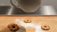 Lebih dari 306 karya floating fotonya diunggah di akunnya mulai dari makanan, minuman, perlatan dapur, hingga kue ulang tahun. Akun ini diikuti lebih dari 58.000 followers. Foto: Instagram @kitchensuspension
