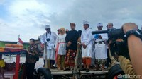 Sejumlah pejabat Pemprov DKI salah satunya Kepala Biro Pendidikan Mental Hendra Hidayat. Wali Kota Jakarta Utara Husein Murad juga ikut mendampingi.