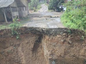 Jembatan Penghubung Dua Desa di Cikalong Kulon Cianjur Ambles