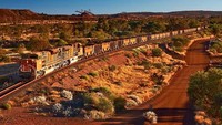 BHP Billitron Iron Ore train di Australia. Kereta ini memecahkan rekor dunia untuk menjadi kereta terberat dan terpanjang di dunia karena pernah membawa 682 gerbong angkut sepanjang 7.300 meter. Istimewa/Ten Insider.