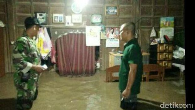 2 Waduk di Madiun Meluap, Jembatan Miring Dihantam Arus Deras