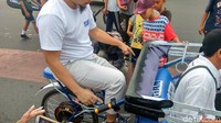 Di bagian kemudi atau stand sebelah kanal ada grip untuk menggas. Di kanan ada rem, tombol klakson dan lampu.