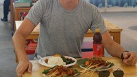 Sudah siap makan tapi harus pose dulu. Kali ini ia makan sate. Kok satenya sampai dua porsi. Bang Ben doyan atau lapar? Foto: Instagram @goddard.ben
