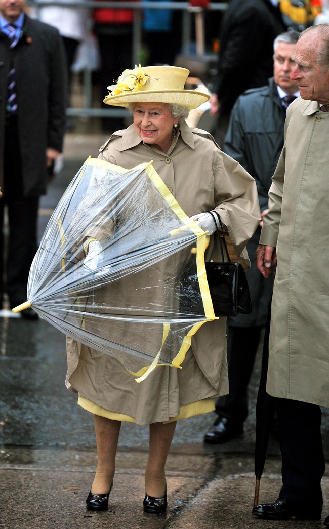 Kalau diperhatikan, warna payung Ratu Elizabeth II selalu serasi dengan topi dan pakaiannya. Payung model transparan itu dibuat oleh Fulton Umbrellas, toko aksesori pakaian di London. Menurut situs Fulton, payung tersebut tidak hanya memungkinkan Sang Ratu untuk dilihat publik, tapi juga sebagai pelengkap gaya berbusana Ratu. Payung-payung Fulton dipesan terlebih dahulu oleh istana agar warnanya senada dengan pakaian Ratu Elizabeth II saat pergi keluar istana. Foto: Getty Images