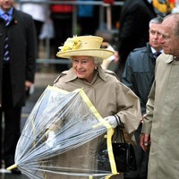 Kalau diperhatikan, warna payung Ratu Elizabeth II selalu serasi dengan topi dan pakaiannya. Payung model transparan itu dibuat oleh Fulton Umbrellas, toko aksesori pakaian di London. Menurut situs Fulton, payung tersebut tidak hanya memungkinkan Sang Ratu untuk dilihat publik, tapi juga sebagai pelengkap gaya berbusana Ratu. Payung-payung Fulton dipesan terlebih dahulu oleh istana agar warnanya senada dengan pakaian Ratu Elizabeth II saat pergi keluar istana. Foto: Getty Images