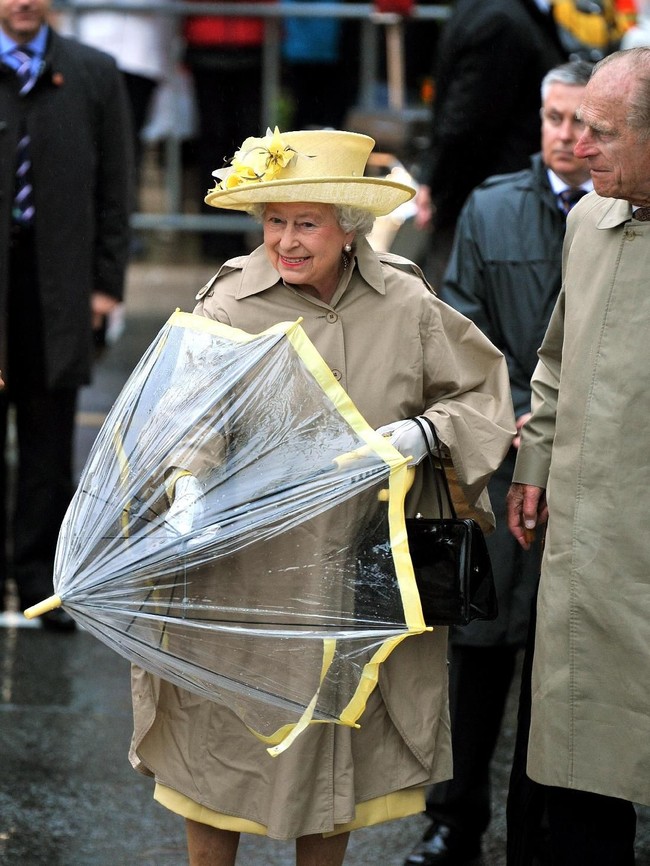  Ratu Elizabeth II juga memiliki payung transparan beraksen kuning. Foto: dok: Getty Images