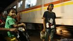 Foto: Penampakan Pemotor di Perlintasan KA Roxy