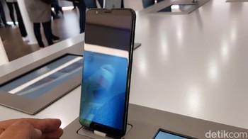 Sepintas, bodinya mirip dengan Huawei View 10. Foto: detikINET/Achmad Rouzni Noor II