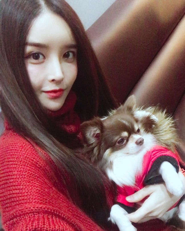 Setelah perceraiannya Hariu hidup bersama anjing-anjingnya. Tapi gosipnya, kini artis cantik itu sudah memiliki kekasih baru.  Foto: dok. Instagram