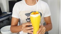 Dibanding ikutan antre membeli es mangga kekinian. Ben justru lebih memilih untuk membuatnya sendiri. Wah terlihat segar ya, apalagi ukurannya super jumbo. Foto: Instagram @goddard.ben