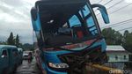 Roda Kiri Nggantung, Bus di Maros Ini Nangkring Mengerikan di Jembatan