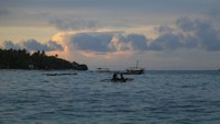 Di sekitaran restoran juga bisa terlihat banyak orang yang sedang menikmati pemandangan laut dari atas perahu. Foto: Colin Cosier