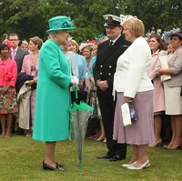 Tidak ketinggalan, payung berwarna hijau yang matching dengan mantelnya. Foto: dok: Getty Images
