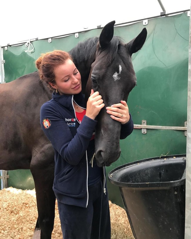 Berbeda dari Katharina yang lebih banyak menunjukkan antusiasme terhadap hal-hal lain, Alexandra memang hanya fokus berkuda. Terlihat dari akun Instagramnya yang hanya menampilkan kuda-kudanya.  Foto: dok. Instagram
