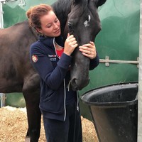 Berbeda dari Katharina yang lebih banyak menunjukkan antusiasme terhadap hal-hal lain, Alexandra memang hanya fokus berkuda. Terlihat dari akun Instagramnya yang hanya menampilkan kuda-kudanya.  Foto: dok. Instagram