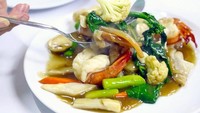 Inilah drunken noodle racikan Sister Mole. Memadukan mie beras dengan daging sapi, seafood dan sayuran dalam bumbu gurih kental khas China. Foto: Daniel Food Diary