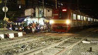 Kereta commuter line melintas di perlintasan KA di kawasan Roxy, Jakarta.
