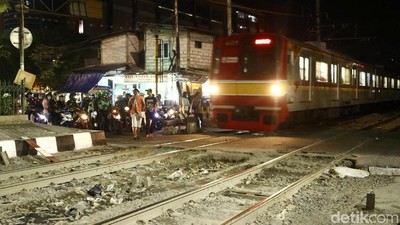 Foto: Penampakan Pemotor di Perlintasan KA Roxy