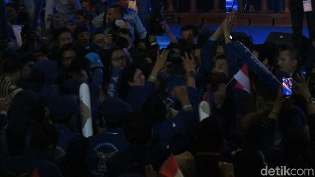 AHY tampak cipika cipiki dengan Ani Yudhoyono