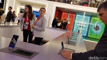 Honor View 10 lumayan menyita perhatian pengunjung MWC 2018 Barcelona kala itu. Foto: detikINET/Achmad Rouzni Noor II