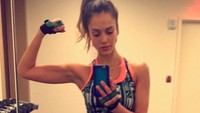 Olahraga yang berlebihan, menurut penelitian di University of North Carolina juga berdampak pada kehidupan seksual. Instagram @jessicaalba 