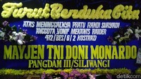 Sejumlah karangan bunga terus berdatangan, salah satunya dari Pangdam III Siliwangi Mayjen TNI Doni Munardo.