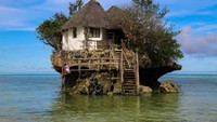 The Rock berada di ketinggian tujuh meter, sehingga jika laut pasang hingga ketinggian 4,5 meter, restoran ini aman lho untuk dikunjungi. Foto: Colin Cosier